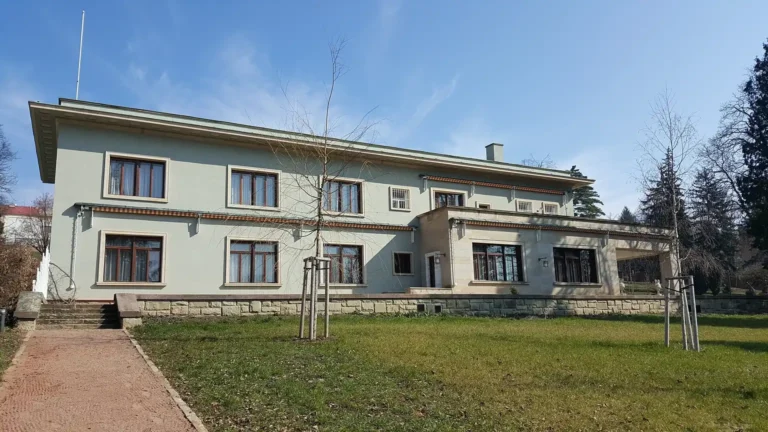 Skutečná fotografie vily Stiassni v Brně při pohledu ze zahrady