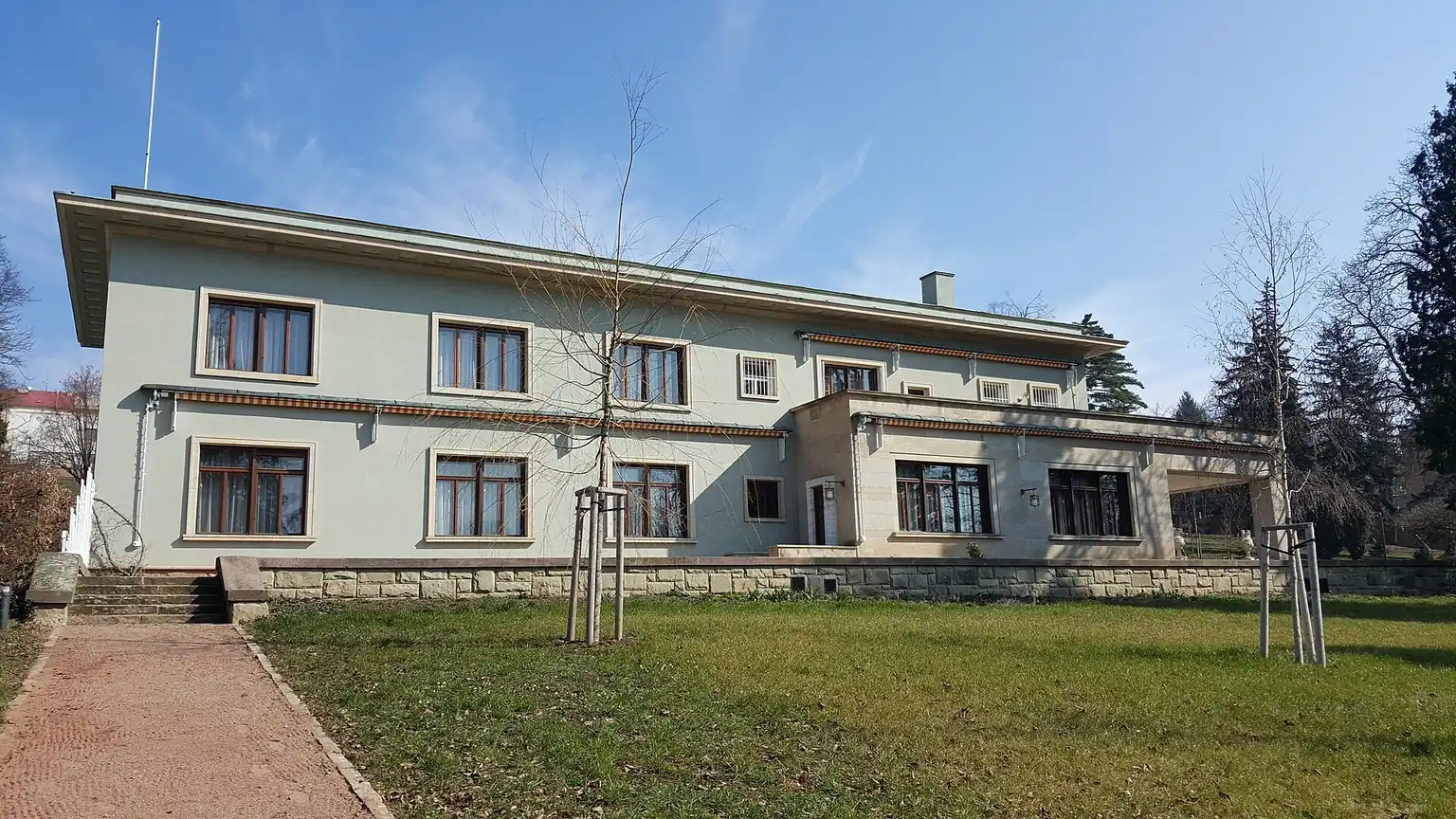 Skutečná fotografie vily Stiassni v Brně při pohledu ze zahrady