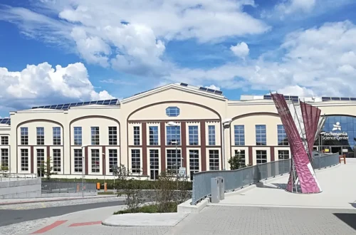 Skutečná fotografie budovy Techmania Science Center v Plzni