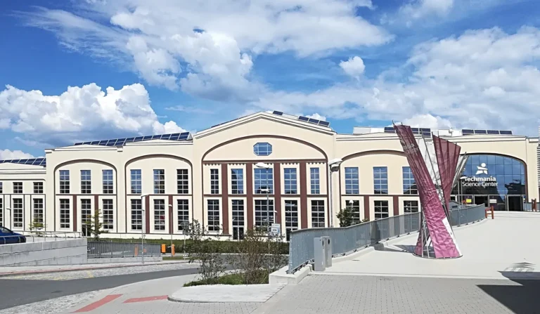 Skutečná fotografie budovy Techmania Science Center v Plzni