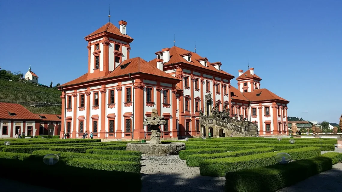 Trojský zámek v Praze s francouzskou zahradou, fontánou a vinicí svaté Kláry v pozadí