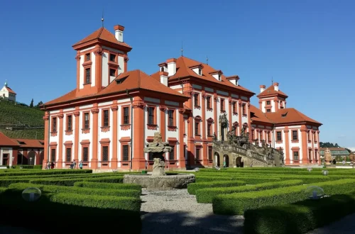 Trojský zámek v Praze s francouzskou zahradou, fontánou a vinicí svaté Kláry v pozadí