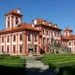 Trojský zámek v Praze s francouzskou zahradou, fontánou a vinicí svaté Kláry v pozadí