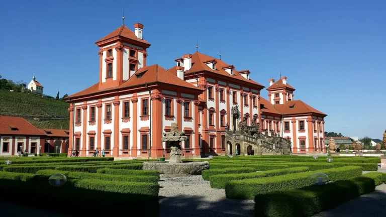 Trojský zámek v Praze s francouzskou zahradou, fontánou a vinicí svaté Kláry v pozadí