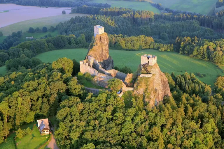 Letecká fotografie skutečného hradu Trosky se dvěma věžemi a okolní krajinou