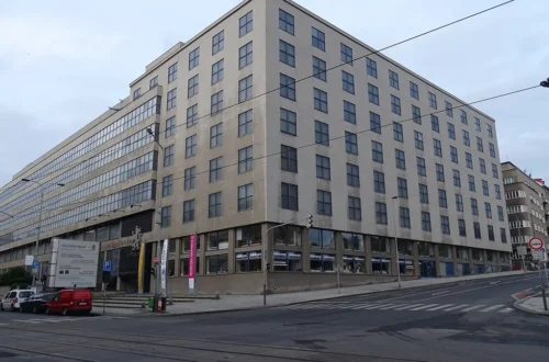 Funkcionalistická budova Veletržního paláce v Praze 7 z křižovatky ulice Dukelských hrdinů