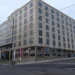 Funkcionalistická budova Veletržního paláce v Praze 7 z křižovatky ulice Dukelských hrdinů