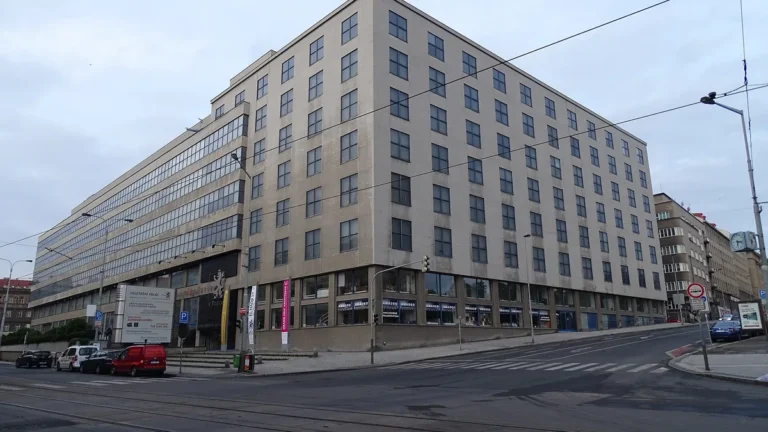 Funkcionalistická budova Veletržního paláce v Praze 7 z křižovatky ulice Dukelských hrdinů