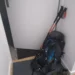 Skutečná fotografie turistického batohu, holí a bot připravených u dveří