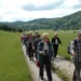 Turisté s holemi na cestě v oblasti Babno Polje ve Slovinsku, skutečná archivní fotografie