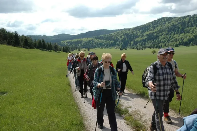 Turisté s holemi na cestě v oblasti Babno Polje ve Slovinsku, skutečná archivní fotografie