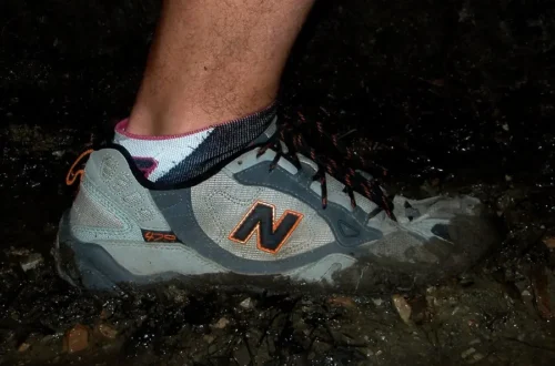 Trailová bota New Balance na kamenitém podkladu, skutečná archivní ilustrační fotografie