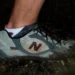 Trailová bota New Balance na kamenitém podkladu, skutečná archivní ilustrační fotografie