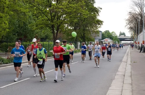 Účastníci Pražského maratonu na silniční trati, archivní ilustrační fotografie závodního prostředí, nikoli pětikilometrové tratě