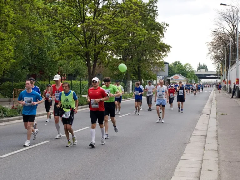 Účastníci Pražského maratonu na silniční trati, archivní ilustrační fotografie závodního prostředí, nikoli pětikilometrové tratě