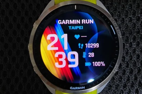 Garmin Forerunner 965 se žlutým řemínkem a ciferníkem Garmin Run Taipei, ilustrační fotografie běžeckých hodinek