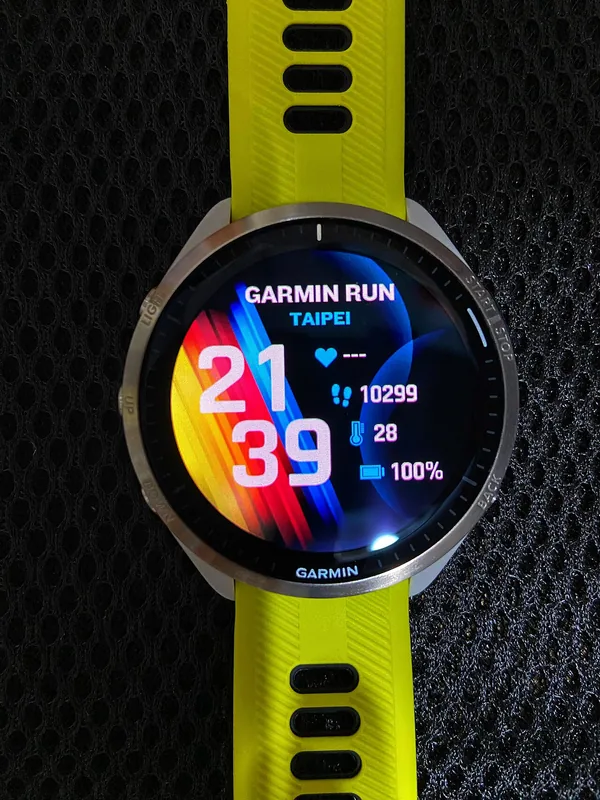 Garmin Forerunner 965 se žlutým řemínkem a ciferníkem Garmin Run Taipei, ilustrační fotografie běžeckých hodinek