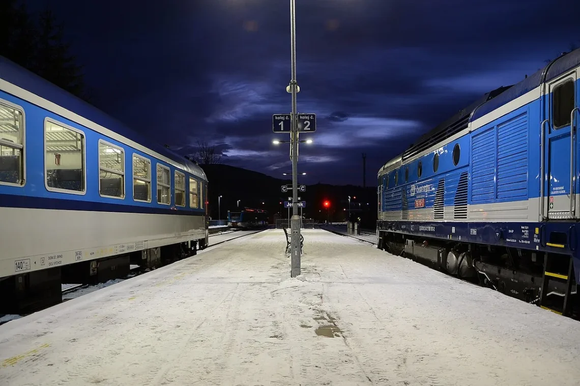 Vlaky u nástupiště v Jeseníku v zimě, archivní fotografie pro plánování návratu z túry