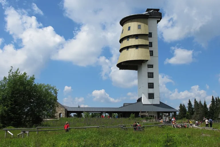 Rozhledna Poledník na Šumavě v roce 2011; fotografie okolí, nikoli vymezené plochy nocoviště