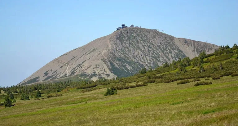 Pohled na Sněžku z české strany Krkonoš v létě 2019