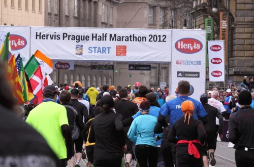 Účastníci pod startovní bránou pražského půlmaratonu 2012, archivní fotografie závodního prostoru
