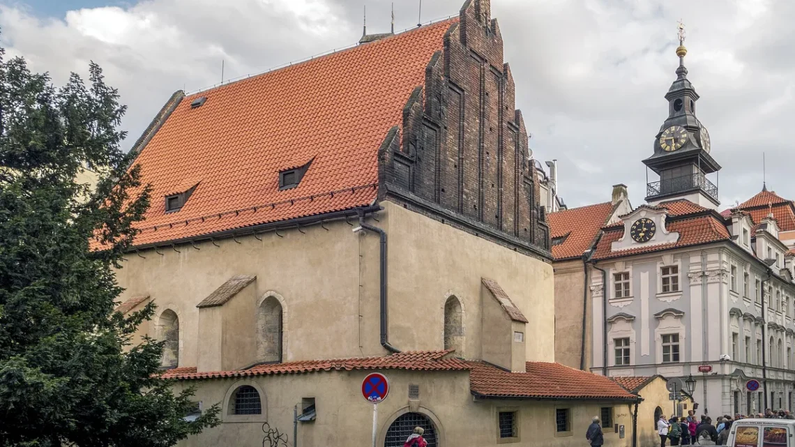 Staronová synagoga v pražském Josefově s cihlovým štítem, vpravo Židovská radnice s hodinami