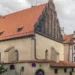 Staronová synagoga v pražském Josefově s cihlovým štítem, vpravo Židovská radnice s hodinami