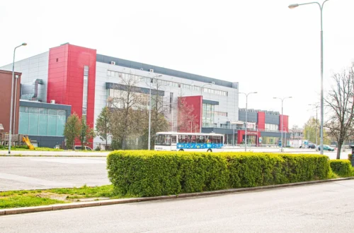 Budova Aquacentra Pardubice s červenými prvky na fasádě v Jiráskově ulici