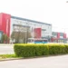 Budova Aquacentra Pardubice s červenými prvky na fasádě v Jiráskově ulici