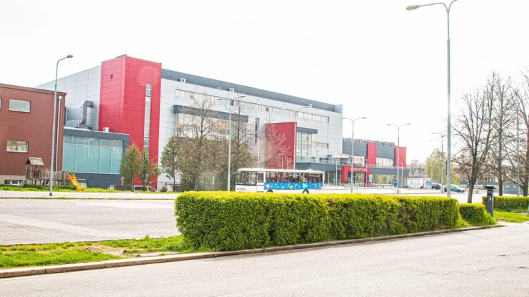 Budova Aquacentra Pardubice s červenými prvky na fasádě v Jiráskově ulici
