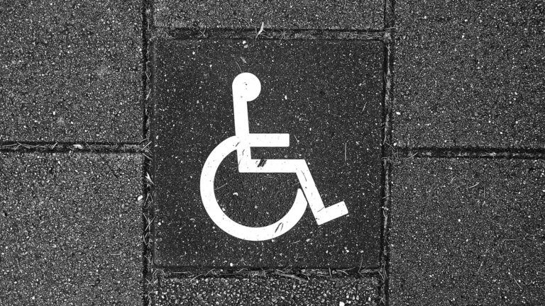 Symbol vozíčkáře na dlažbě