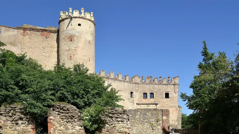 Zřícenina hradu Boskovice s válcovou věží a cimbuřím nad hradním nádvořím