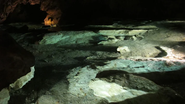 Průzračná nasvícená voda v Bozkovských dolomitových jeskyních