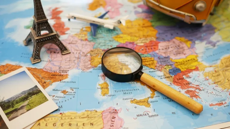 Cestovní mapa s lupou a drobnými suvenýry