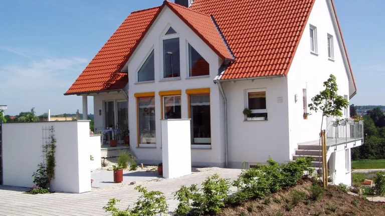 Rodinný dům s červenou střechou a zahradou