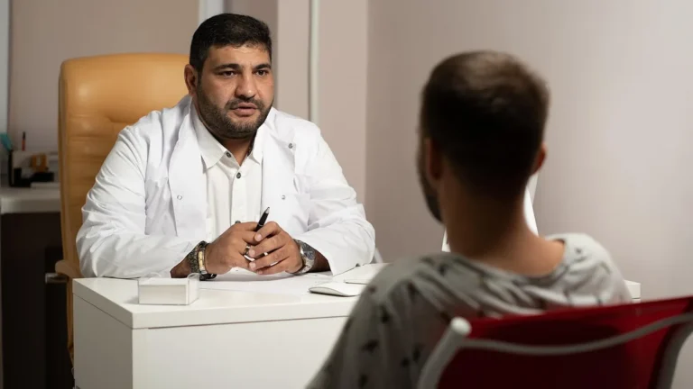 Poradce v bílé košili hovoří s klientem u stolu