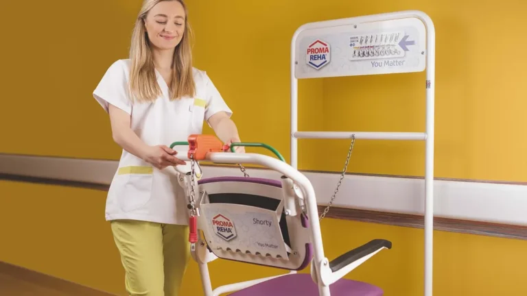 Zdravotní sestra tlačí zdravotnický vozík na chodbě