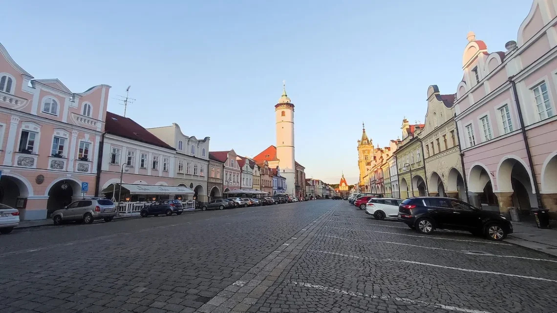 Náměstí Míru v Domažlicích s věží kostela Narození Panny Marie, radnicí a Dolní branou v pozadí