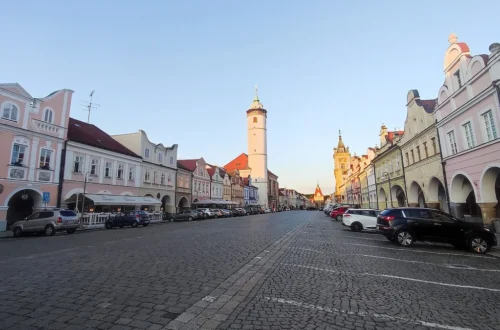 Náměstí Míru v Domažlicích s věží kostela Narození Panny Marie, radnicí a Dolní branou v pozadí