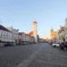 Náměstí Míru v Domažlicích s věží kostela Narození Panny Marie, radnicí a Dolní branou v pozadí
