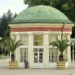 Klasicistní pavilon Františkova pramene se zelenou kupolí a letopočtem 1793 na Národní třídě ve Františkových Lázních