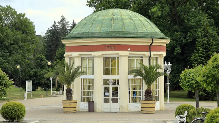 Klasicistní pavilon Františkova pramene se zelenou kupolí a letopočtem 1793 na Národní třídě ve Františkových Lázních
