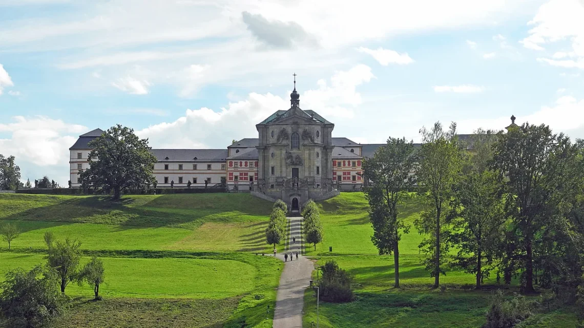 Severní průčelí barokního hospitálu Kuks s kostelem Nejsvětější Trojice nad údolím Labe