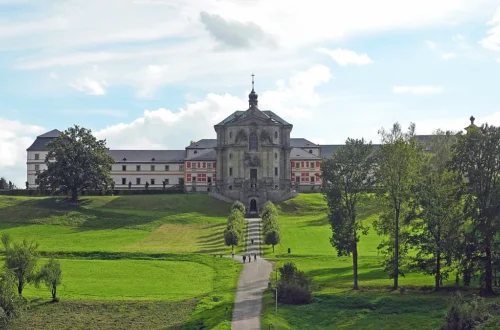 Severní průčelí barokního hospitálu Kuks s kostelem Nejsvětější Trojice nad údolím Labe