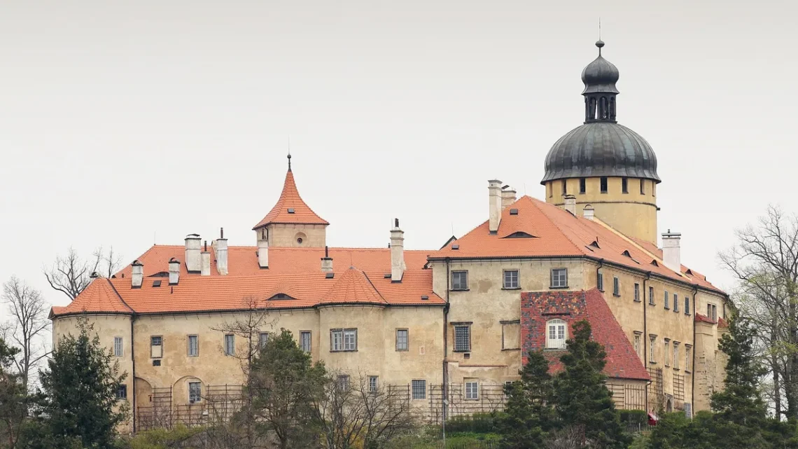Hrad Grabštejn s renesančními křídly a věží s cibulovou bání, pohled od Chotyně