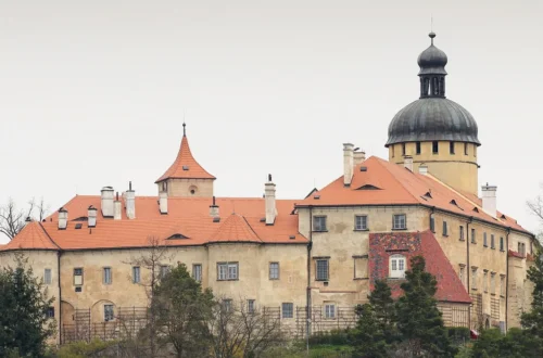 Hrad Grabštejn s renesančními křídly a věží s cibulovou bání, pohled od Chotyně
