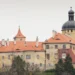 Hrad Grabštejn s renesančními křídly a věží s cibulovou bání, pohled od Chotyně