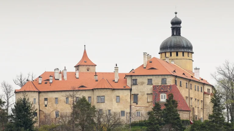 Hrad Grabštejn s renesančními křídly a věží s cibulovou bání, pohled od Chotyně