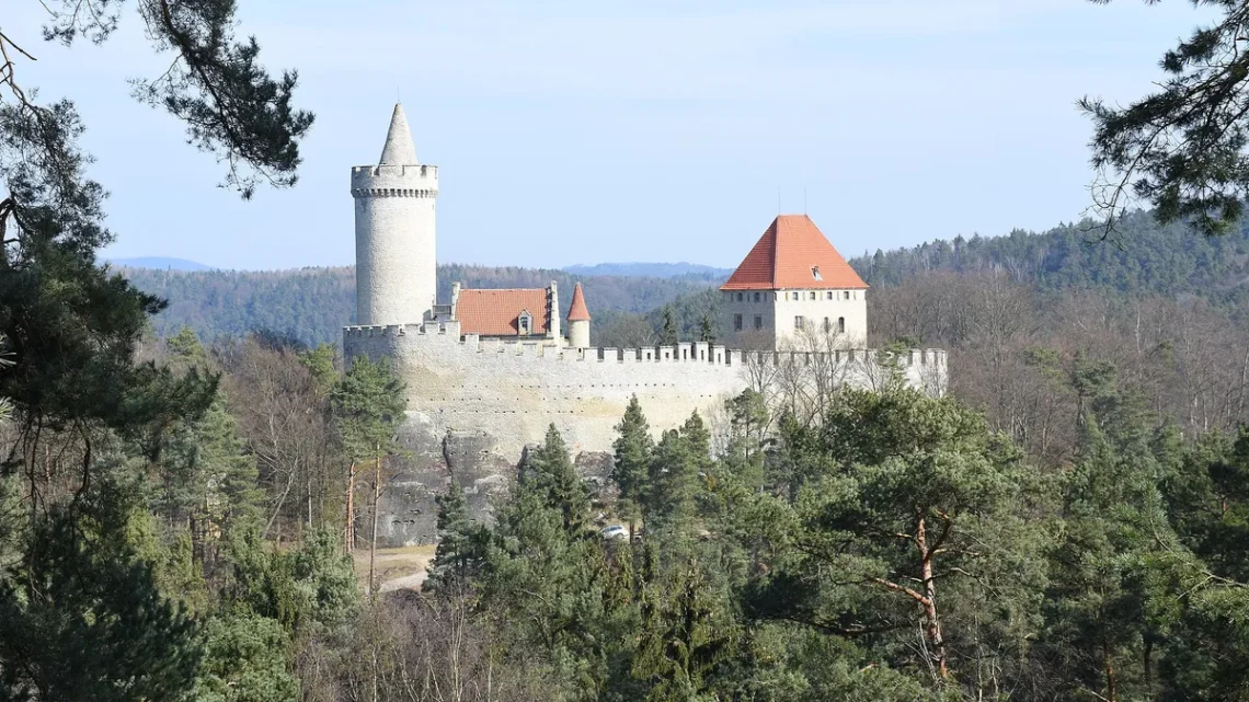 Hrad Kokořín s válcovou věží a hradbami nad lesy Kokořínského dolu