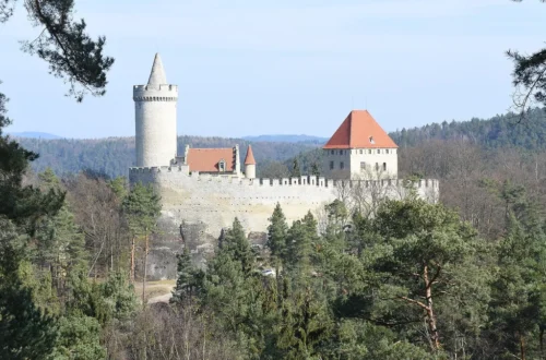 Hrad Kokořín s válcovou věží a hradbami nad lesy Kokořínského dolu